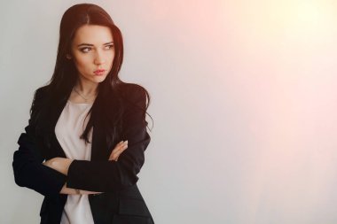 Bir ofis ya da izleyici tek başına düz beyaz bir arka plan üzerinde iş tarzı giysiler Genç çekici duygusal kız