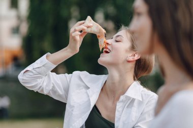 Pizza yiyen iştah açıcı çekici kız.