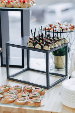 çeşitli sebzeler ve et aromalı leziz tuzlu açık büfe