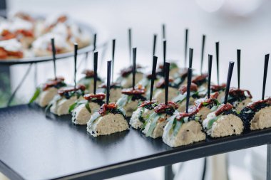 çeşitli sebzeler ve et aromalı leziz tuzlu açık büfe