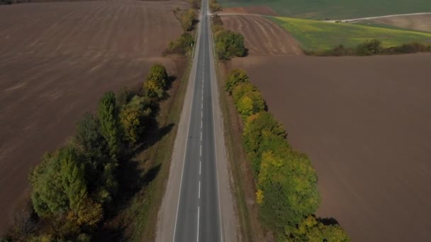 Vista superior de la carretera con coches entre campos. fotografía aérea . — Vídeo de stock