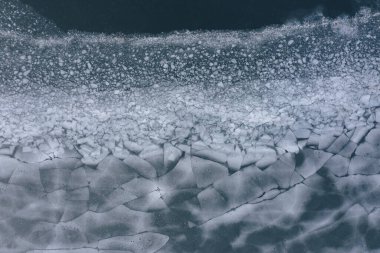 Buzda gölet, buz, çatlamış buz, kış gölü ya da gölet, havadan çekimler.