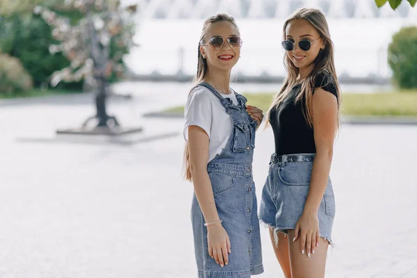 Duas Meninas Bonitas Jovens Passeio Parque Rua Dia Ensolarado Verão — Fotografia de Stock