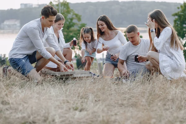 Picnic Amigos Con Pizza Bebidas Cálido Día Soleado Puesta Sol —  Fotos de Stock