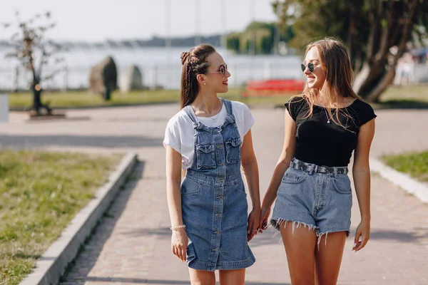 Duas Meninas Bonitas Jovens Passeio Parque Rua Dia Ensolarado Verão — Fotografia de Stock