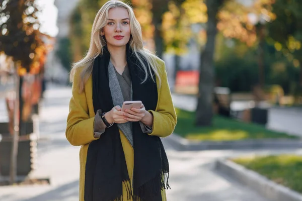 Nette Emotionale Attraktive Blonde Frau Mantel Mit Smartphone Geht Durch — Stockfoto