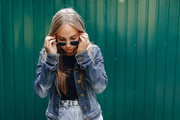 Junges Hübsches Attraktives Mädchen Jeanskleidung Brille Auf Einfachem Dunkelgrünem Hintergrund — Stockfoto