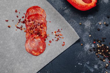 Koyu beton arka planda lezzetli pizza malzemeleri, Napoli pizzası, yemek pişirme konsepti.