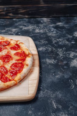 Çeri domatesli ve biberli, karatahtada nefis Napoli pizzası, yazı yazmak için boş yer.