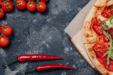 Çeri domatesli ve biberli, karatahtada nefis Napoli pizzası, yazı yazmak için boş yer.