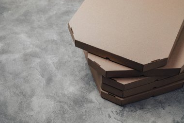 Basit pizza paketleri yapışmış.