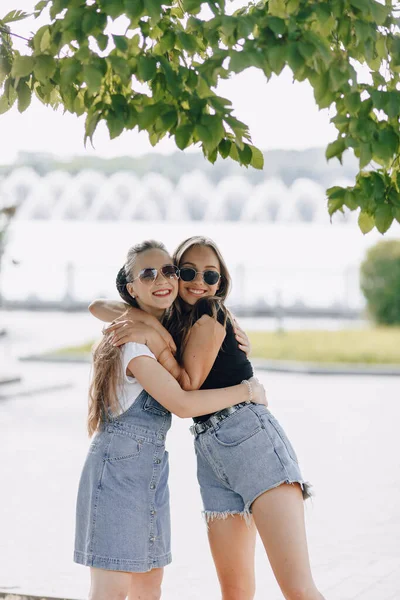 Duas Meninas Bonitas Jovens Passeio Parque Rua Dia Ensolarado Verão — Fotografia de Stock