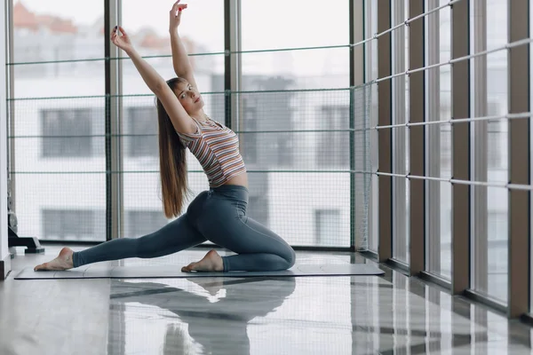 Chica Atractiva Bastante Joven Haciendo Yoga Relajarse Habitación Luminosa —  Fotos de Stock