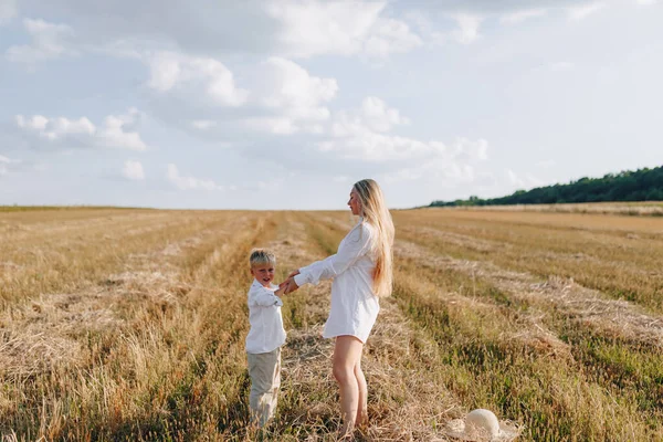 Anak Kecil Pirang Bermain Dengan Ibu Dengan Rambut Putih Dengan — Stok Foto