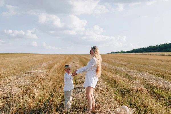 Blonďatý Chlapeček Hraje Mámou Bílými Vlasy Seno Poli Léto Slunečné — Stock fotografie