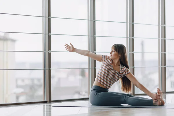 Chica Atractiva Bastante Joven Haciendo Yoga Relajarse Habitación Luminosa — Foto de Stock