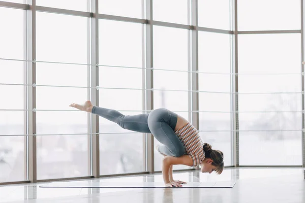 Joven Chica Atractiva Haciendo Yoga Deportes Estilos Vida Saludables Concepto —  Fotos de Stock