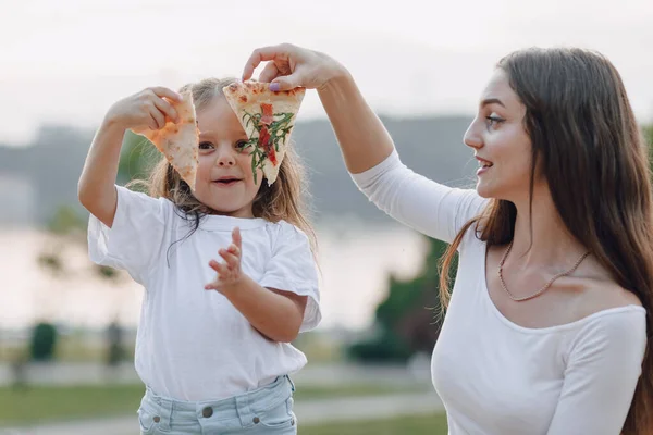 Küçük Kız Piknikte Eğleniyor Pizza Yiyor Içki Içiyor Yaz Çimlerde — Stok fotoğraf