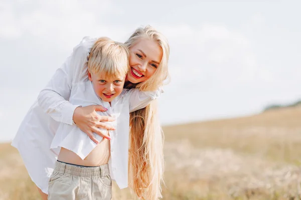 Niño Rubio Jugando Con Mamá Con Pelo Blanco Con Heno —  Fotos de Stock