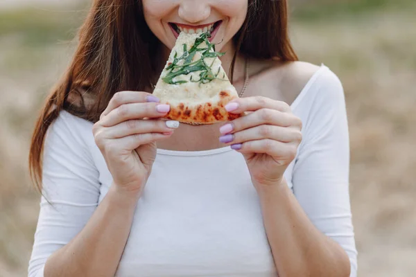 Étvágygerjesztő Vonzó Lány Eszik Pizza — Stock Fotó