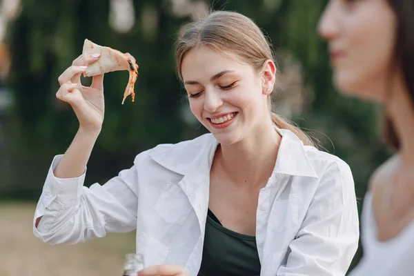 Étvágygerjesztő Vonzó Lány Eszik Pizza — Stock Fotó