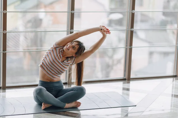 Joven Chica Atractiva Haciendo Yoga Deportes Estilos Vida Saludables Concepto — Foto de Stock