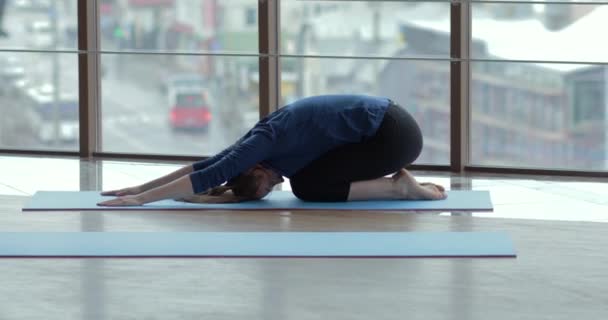 Gadis berlatih yoga di besar, ruang cahaya. Pelatih dan siswa. konsep pelatihan olahraga . — Stok Video