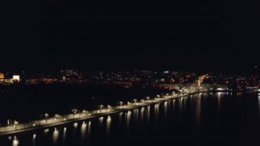 Arabaları ve gece lambaları olan gece manzarası. İyi geceler Ternopil. Ukrayna. Gece hayatı.