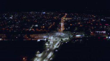 Arabaları ve gece lambaları olan gece manzarası. İyi geceler Ternopil. Ukrayna. Gece hayatı.