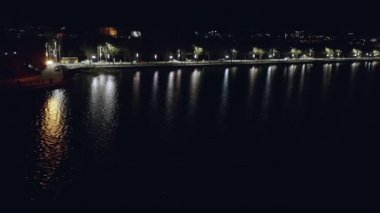 Arabaları ve gece lambaları olan gece manzarası. İyi geceler Ternopil. Ukrayna. Gece hayatı.