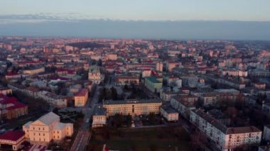 Gölün yakınındaki şehrin üstündeki günbatımının en üst görüntüsü. Ternopil, Ukrayna. Ternopil Gölü.
