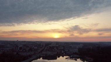 Gölün yakınındaki şehrin üstündeki günbatımının en üst görüntüsü. Ternopil, Ukrayna. Ternopil Gölü.
