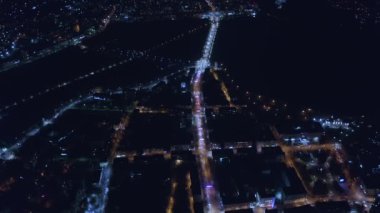 Arabaları ve gece lambaları olan gece manzarası. İyi geceler Ternopil. Ukrayna. Gece hayatı.
