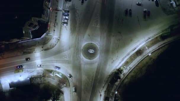 Top view αυτοκίνητα κινούνται στο κυκλικό κόμβο. Η νυχτερινή ζωή στην πόλη. — Αρχείο Βίντεο