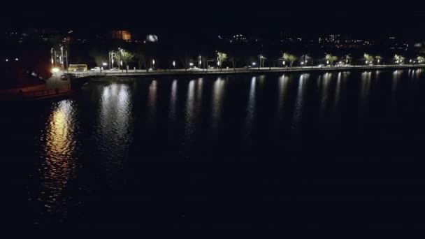 Arabaları ve gece lambaları olan gece manzarası. İyi geceler Ternopil. Ukrayna. Gece hayatı. — Stok video