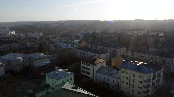 Blick von oben auf die Stadt aus der Höhe. Urbane Architektur. — Stockvideo