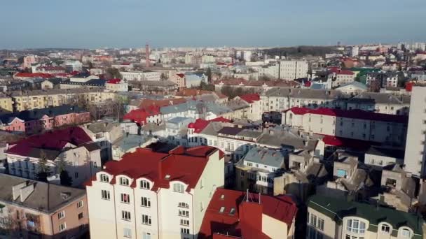 Bovenaanzicht van de stad vanaf een hoogte. Stedelijke architectuur. — Stockvideo