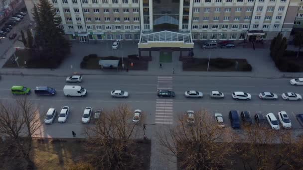 Vista superior del cruce de peatones y coches de paso . — Vídeo de stock