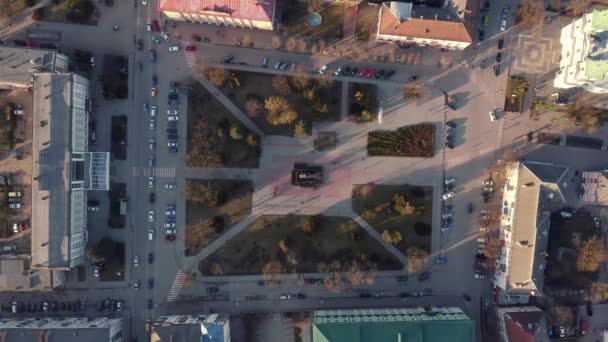 道路に囲まれた広場の上からの眺め。加速運動. — ストック動画