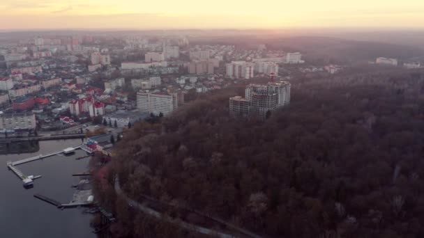 Top uitzicht op zonsondergang boven de stad in de buurt van het meer. Ternopil, Oekraïne. Meer van Ternopil. — Stockvideo