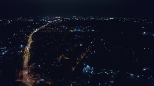 Ovanifrån av nattstaden med bilar och nattljus. Ternopil på natten. Ukraina. Nattliv. — Stockvideo