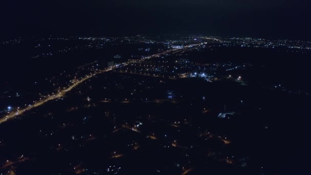 Верхній вид на нічне місто з автомобілями і нічними вогнями. Ніч Тернопіль. Україна. Нічне життя. — стокове відео