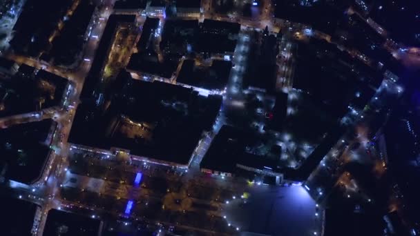 Horní pohled na noční město s auty a nočními světly. Noční Ternopil. Ukrajina. Noční život. — Stock video