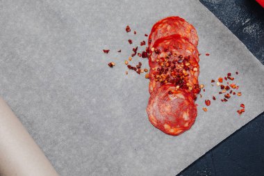 Koyu beton arka planda lezzetli pizza malzemeleri, Napoli pizzası, yemek pişirme konsepti.