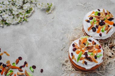 Paskalya pastaları ve paskalya yumurtaları. Paskalya kutlaması kavramı.