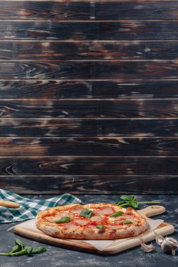 Lezzetli Napoli et pizzası, pizza ve lezzetli yemekler.