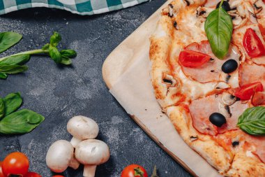 Çeri domatesli karatahta nefis Napoli pizzası, mesaj için boş yer.