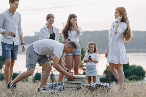 Picknick Freunde Mit Pizza Und Getränken Warmer Sonniger Tag Sonnenuntergang — Stockfoto