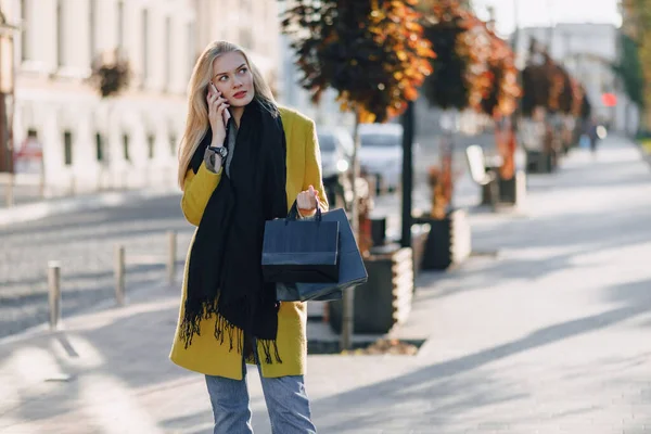 Carino Felice Donna Bionda Attraente Con Pacchetti Strada Tempo Soleggiato — Foto Stock