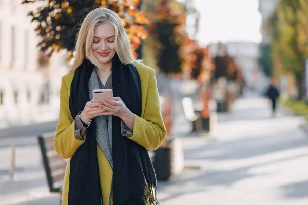 Linda Mujer Rubia Atractiva Emocional Abrigo Con Teléfono Inteligente Camina — Foto de Stock